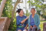 兩代人的愛(ài)心接力，父女無(wú)私守護(hù)鄰居老人30多年