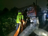防汛車側(cè)滑被困水溝 蕪湖交警緊急救援