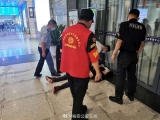 男子因腦積水暈倒在六安火車站出站口，救人十萬火急