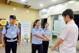 宿松警方創新護航高考方式  登門為考生送證