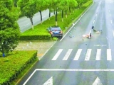 合肥：闖紅燈的電動車遇到搶黃燈的轎車 兩人瞬間被撞飛