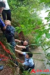 贊！巢湖民警縱身跳入洪水急流中救起溺水男子