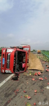 載西瓜貨車高速爆胎側翻  駕駛員輕微受傷