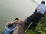 亳州一男子因家庭瑣事跳河輕生 民警跳入水中救起