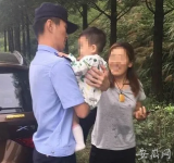 車門自動落鎖嬰兒被困車內(nèi) 池州警方與群眾砸窗救娃