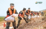 陸空協同戰決口、徒步逆行戰塌方，一線抗洪部隊勇挑重擔打硬仗！