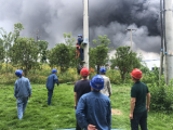 合肥一食品加工廠火災：肥西供電公司工作人員將廠區供電切斷（視頻）