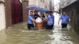 水深巷窄路難行 宿松民警用澡盆當“舟”送考