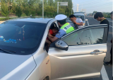 幼童被鎖車內  肥西民警破窗救娃