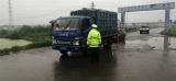 鳳臺交警日夜守護淮北大堤鳳臺段安全