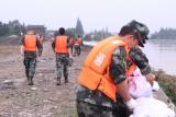 三河古鎮(zhèn)汛情告急  武警救援部隊迅速出動筑牢安全堤壩