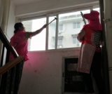 鼓樓街道慶安社區清洗小區樓道玻璃 助創建