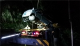 雨夜路滑車墜河  警民攜手共救援