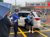 阜南中考生忘帶準考證急哭  城管隊員專車護送拿回證件