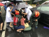 黃山一待產(chǎn)孕婦羊水破裂被洪水堵路上 消防急救