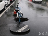 共享單車充當(dāng)積水“警示牌”  城管部門表示此做法不可取