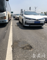 不足20米路面出現多個坑 司機吐槽蚌埠這條過境公路太“坑”車