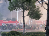 合肥天水路物流園火災|火勢正被逐漸控制，疲憊的消防員席地而坐休息換班