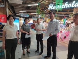 阜陽市人大常委會主任胡明瑩一行到萬家福超市視察文明創建工作