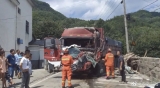 大貨車下坡剎車突然失靈 司機不得已撞向電線桿被困