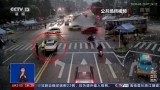 贊！湖北宜昌車輛“無人駕駛”沖向路口 輔警飛身攔車