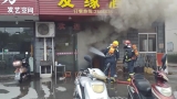 屯溪一飯店廚房起火 消防員拎出4個液化氣罐