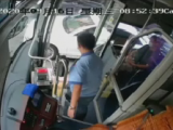 救護車被堵路口不能前行，合肥一公交車司機果斷下車進行疏導