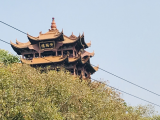 載著20多名喜宴賓客的大巴車突然起火，被燒成空殼