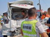 樅陽發生三車連環撞事故 一貨車車頭嚴重變形司機被困