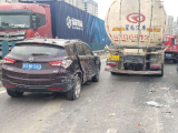 阜陽：十字路口八車連撞 一名乘客受傷送醫