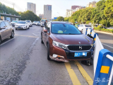 車撞道路中心護欄還繼續呼呼大睡！阜陽這名酒駕司機稱太疲勞