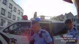 民警背著中暑男子奔跑，“你的樣子，真的很帥！”