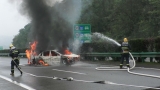 池州：轎車追尾起火 消防緊急處置