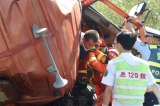 高速兩車追尾，司機頭部被卡，六安經開消防緊急救援 