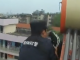 安慶一男子因家庭糾紛欲跳樓輕生 民警從其身后牢牢抱住
