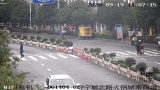 女子街頭被撞傷?外賣小哥追回肇事司機