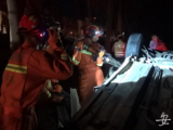 宿州一轎車側翻一人被困，消防緊急排險