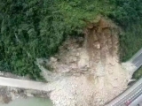 G5京昆高速四川雅西段滾落山石砸斷高速路大橋 交通中斷