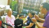 央視主持人張澤群為母親獻上“家庭秋晚” 看哭網友
