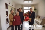 太和縣委書(shū)記楊波走訪慰問(wèn)抗美援朝志愿軍老戰(zhàn)士并頒發(fā)紀(jì)念章