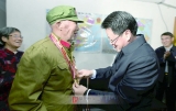 楊光榮走訪慰問抗美援朝 志愿軍老戰士并頒發紀念章