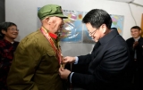 楊光榮走訪慰問抗美援朝志愿軍老戰士并頒發紀念章