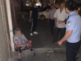 廬江一阿茲海默癥老人走失，她不停地說：我找不到家了，坐這等老伴