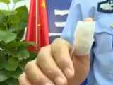 淮南一男子與女友爭(zhēng)吵舉起菜刀 民警制止其行為被劃傷