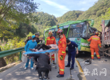 池州境內(nèi)一城鄉(xiāng)公交與貨車彎道相撞 三人被困后獲救