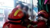 3歲女童懸掛六樓陽臺(tái)外 熱心鄰居爬樓守護(hù) 消防出手救援